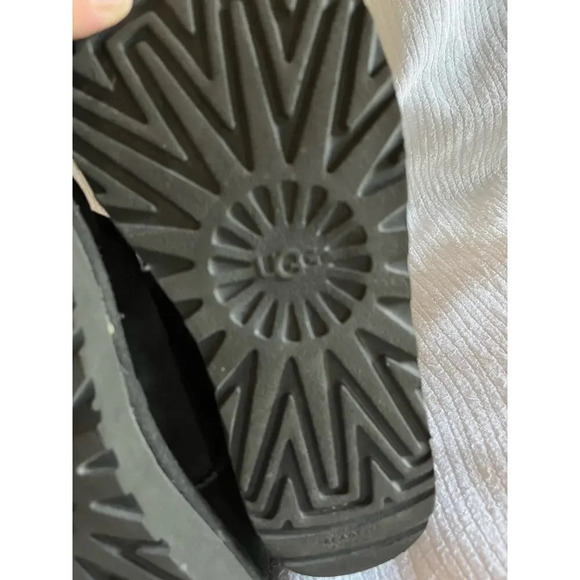 UGG Women’s 6 Black Stars Sheep Skin Fur Lined Classic Short 2 Comfy Comfy Boot - Picture 10 of 11